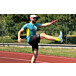 Biegacz w koszulce SMMASH na bieżni lekkoatletycznej